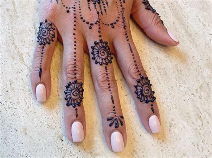 Effortless Elegance: The Art of Henna on Foot Made Easy